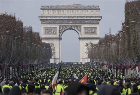 Image result for gilets jaunes détruisent arc de triomphe