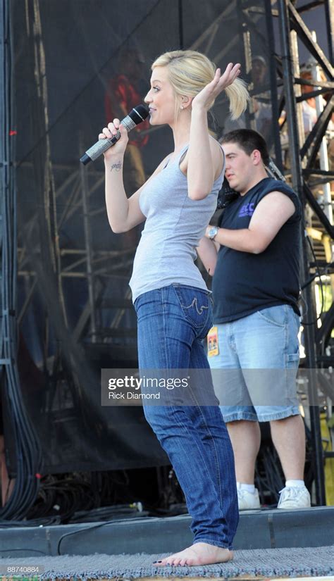 The best Kellie Pickler feet pictures 🤩