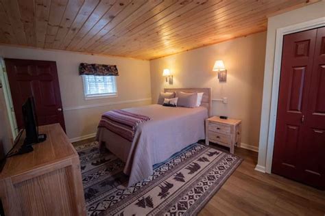 Snowshoe Lodge Room 1 - Hotels for Rent in Lake Placid, New York ...
