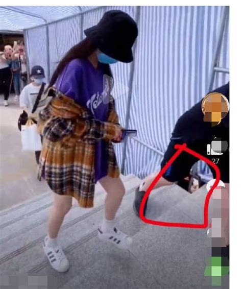 杨幂穿短裤遭恶意偷拍，粉丝建议报警，这张照片可作为有力证据__凤凰网