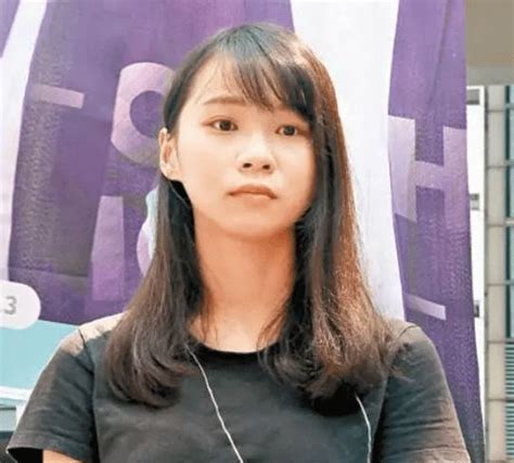 港媒：乱港分子周庭弃保拒绝返港报到，香港警方强烈谴责公然挑战法纪行为