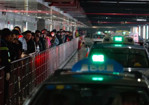 走不动！虹桥站地铁安检排队半小时……返程高峰，回沪的你还好吗？ - 周到上海