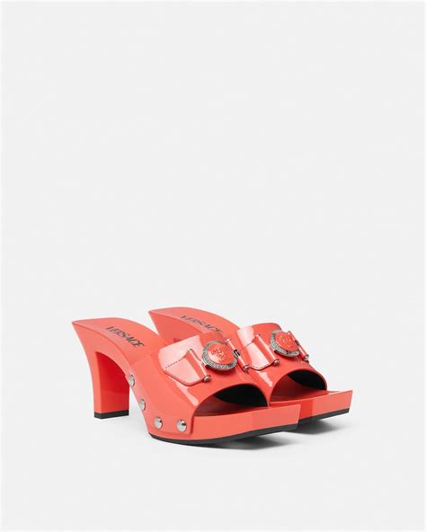 Zuecos de charol Medusa Buckle 60 mm Beis | VERSACE