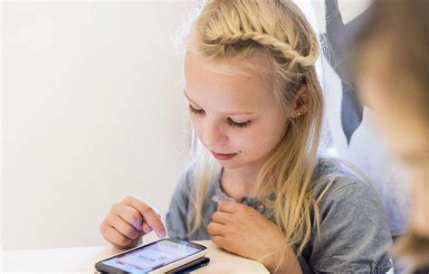 孩子长时间玩手机会怎么样 孩子玩手机怎么缓解脖子不适2018 _八宝网