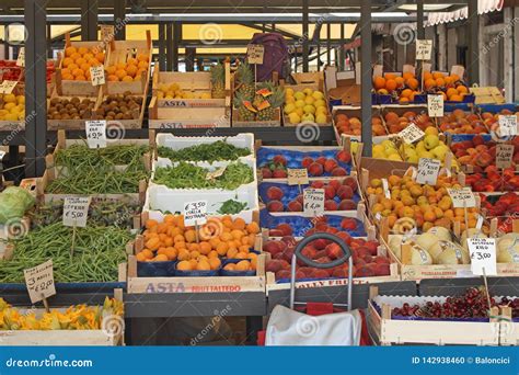 Venice Farmers Market editorial image. Image of farmers - 142938460