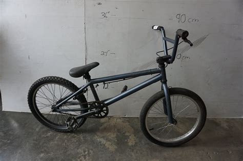 BLUE HARO BMX BIKE - Big Valley Auction