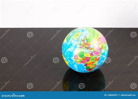 Globalization White Globe 的图像结果