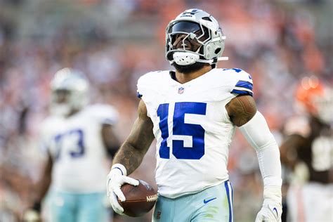 Former Cowboys RB Ezekiel Elliott Signs With Chargers Ahead of NFL Playoffs
