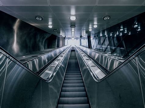 Download wallpaper 1400x1050 subway, escalator, stairs, steps, lamp ...