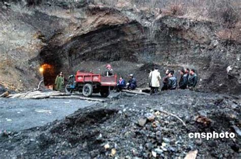 宁夏一煤矿发生冒顶事故致4人被困，救援仍在进行中