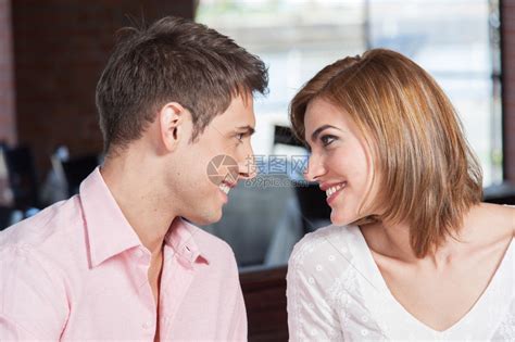 幸福的情侣坐在餐厅里高清图片下载-正版图片504893613-摄图网