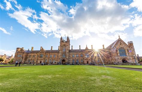 2023最有名的就是这个古建筑，是拍摄哈利波特的地方。悉尼大学的校徽。内部是一个四方形，其中一面_悉尼大学-评论-去哪儿攻略