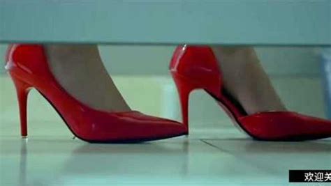 恐怖片：男人艳遇脚穿红色高跟鞋美女，却不料这是死在厕所的女鬼