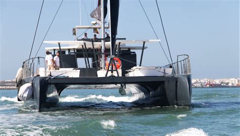 Paseo en catamarán junto al castillo y la playa de La Barrosa de Sancti ...