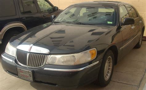 2002 Lincoln Town Car Specs