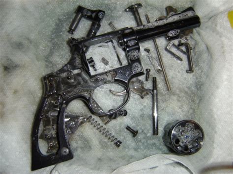 Revolver Disassembly 的图像结果
