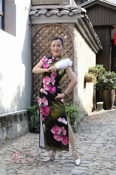 60岁的女人应该如何穿搭才优雅？【穿衣搭配】风尚中国网- 时尚奢侈品新媒体平台