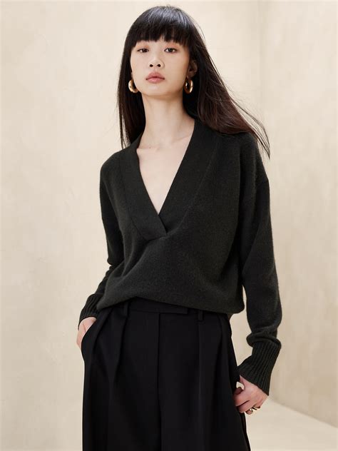 Luna Cashmere V-Neck Sweater | Banana Republic