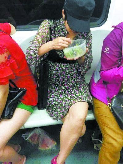地铁禁止饮食？乘坐了重庆的轻轨后，发现重庆可能真的是个例外！ - 每日头条