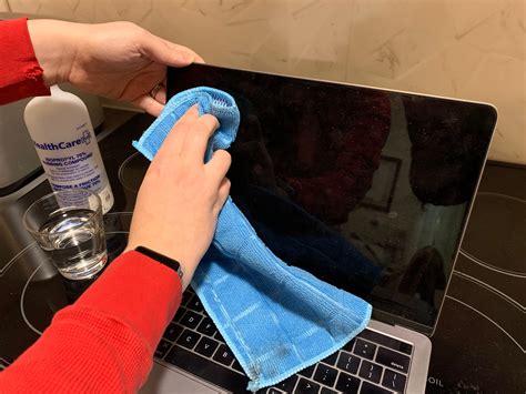 How to clean a macbook pro screen spit and water - pagpromotion