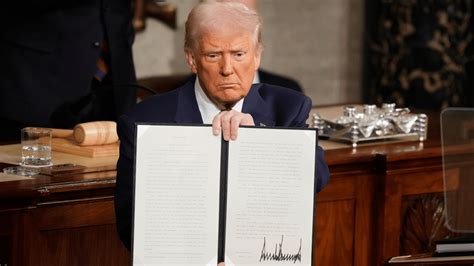 Trump’s “Speak English” Order Explained—in Spanish – Mother Jones