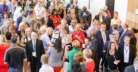 Tourist Meeting Local 的图像结果