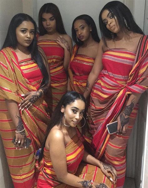 Natural Somali women in traditional dress | African fashion, Somali ...