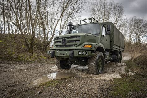 Mercedes-Benz Special Trucks erweitert Defence- Portfolio: vierachsiger Zetros mit Allradantrieb ...