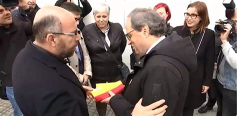 Un edil del PP entrega una bandera de España y una senyera a Torra