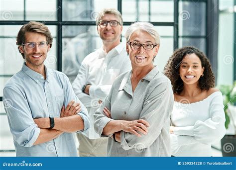 Group of Business People Standing Together 的图像结果