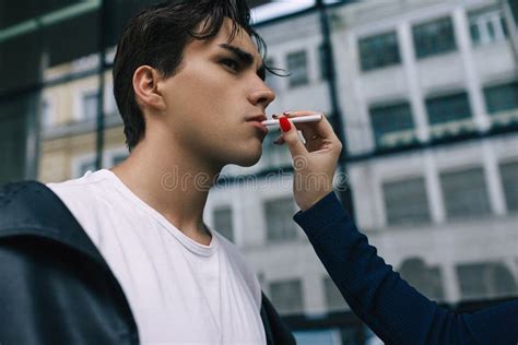 坏男孩抽烟的瘾时尚青年生活方式 库存图片. 图片 包括有 å°¼å ¤ä¸ , æ‘‡æ‘†ç‰©, åÿžå¸‚ - 101889403