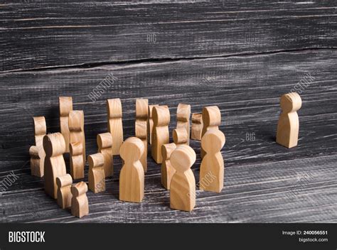 People Looking Standing 的图像结果