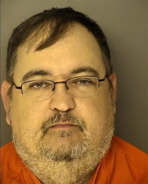 Suspect Search: Stabbing suspect, alleged scam artist wanted by police