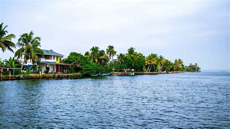 South India In Summer: Hill Stations, Beaches, Backwaters & Waterfalls 2024