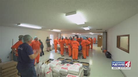 Inmates package up meals for refugees & needy children - YouTube