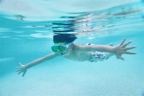 小男孩在泳池游泳高清图片下载-正版图片501651358-摄图网