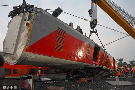印度火车相撞事故已致超300死1000伤，官员：或为人为失误！总理莫迪将赴现场视察_腾讯新闻