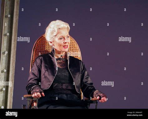 Schein versus wirklichkeit -Fotos und -Bildmaterial in hoher Auflösung ...