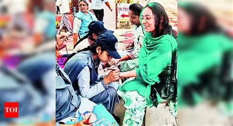 Pink Sofas: Pink sofas, rangolis and green carpets: Voters celebrate ...