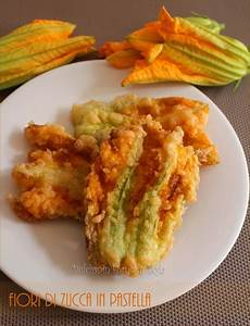 pastella fiori di zucca fiori di zucca fritti in pastella con acqua frizzante pastella fiori di zucca fiori di zucca fritti in pastella con acqua frizzante