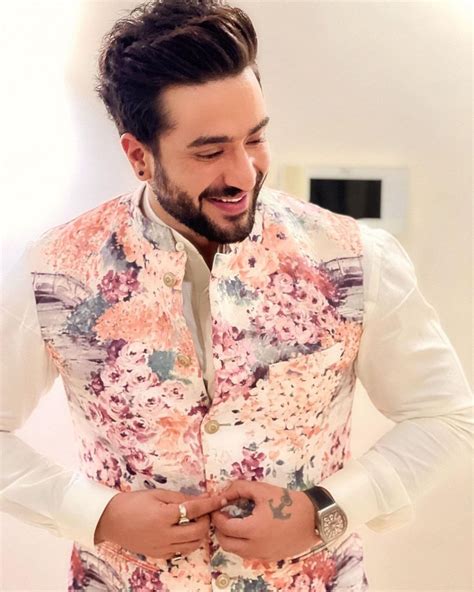 OFF WHITE MODEL SATIN PRINTED BOTANICAL BUNDI KURTA SET – kurtastudio