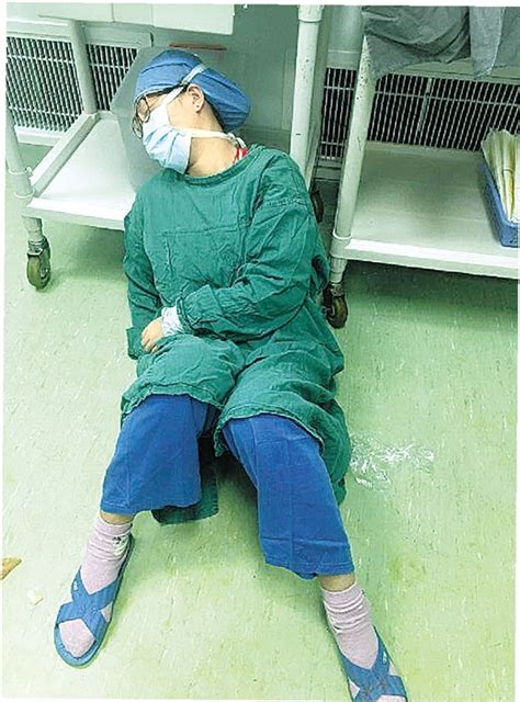 女医生连做16小时手术累瘫手术台旁(图)|女医生|手术|累瘫_新浪新闻