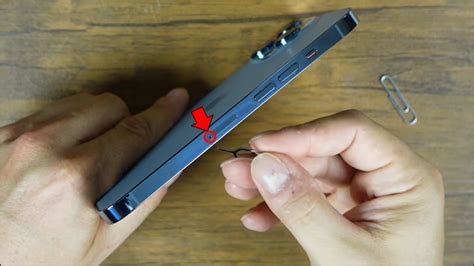 How to Remove iPhone Sim Card 的图像结果