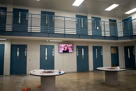 California jails are holding thousands fewer people, but far more are ...