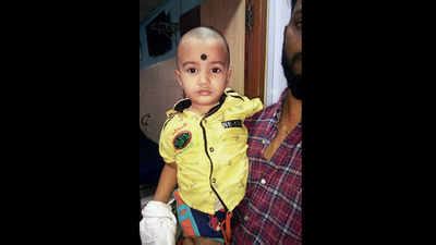 Mumbai toddler loses three fingers after they get stuck in mall ...