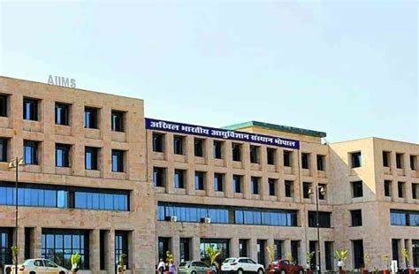 एम्स भोपाल में आंख की ऊपरी पलक पर ट्यूमर का सफल ऑपरेशन Successful ...