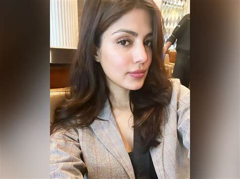 Rhea Chakraborty urges girls to not fall into the trap of Instagram beauty