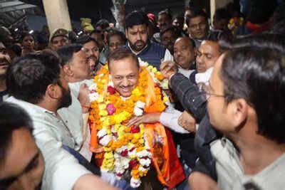BJP MP Ramesh Awasthi welcomed in Kanpur after Delhi polls | India News ...