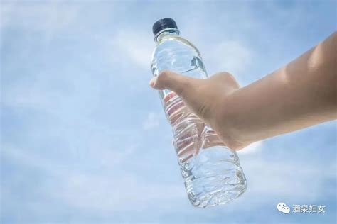 用滤水罐玻璃和瓶装水水水龙头玻璃水浴循环洁净水水玻璃的配方 向量例证 - 插画 包括有 健康, 补白: 226798948