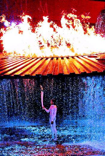 致敬经典，92年巴塞罗那奥运会点火仪式，雷波洛用射箭的方式点燃圣火_腾讯视频